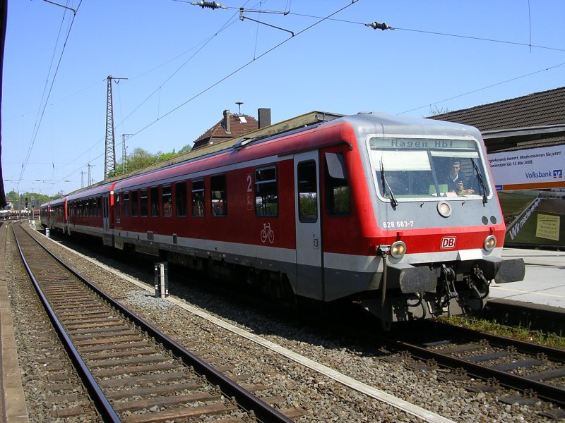 Voraus des TZ die BR 628 663-7 beim Halt in Schwerte Bahnhof,zur Weiterfahrt nach Hagen Hbf.(04.05.2008)