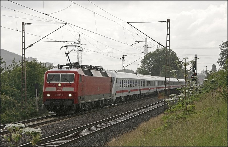 Vorbei am Harkortsee und den Herkulesstauden zieht die 120 125 (9180 6120 125-0 D-DB) den IC 2141, Kln Hbf - Leipzig Hbf, durch den Regen in Richtung Dortmund. (21.06.2009)