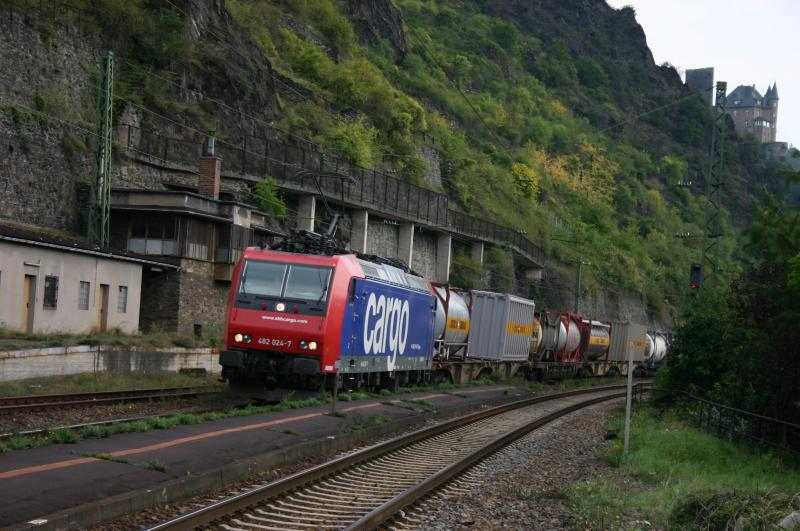 Vorbei an einem nicht mehr besetzten Stellwerk in Reichsbahn Bauart fhrt die SBB Cargo Lok durch den Bahnhof St.Goarshausen 