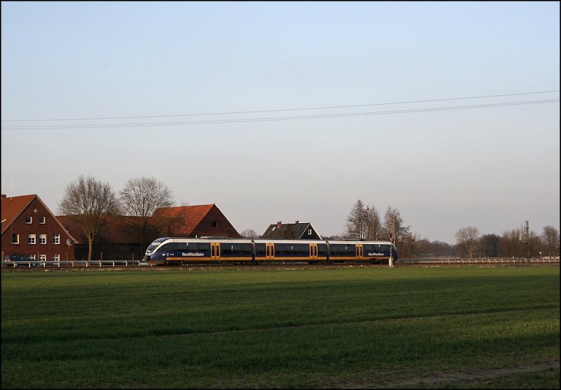 Vorbei an Wiesen, Feldern und Bauernhfe geht die Fahrt des VT746 als RB67 (NWB81559)  DER WARENDORFER  nach Mnster(Westf)Hbf.