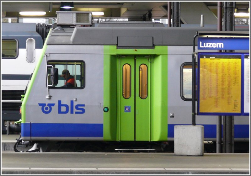 Vorbereitung auf die nchste Abfahrt im BLS (ex SwissExpress) Steuerwagen im Bahnhof Luzern. (25.03.2008)