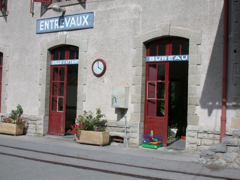 Vorbildlich erhaltene Stationsgebude entlang der Strecke.(05.10.2004)