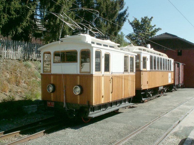 Vorbildlich restaurierter Zug der Rittnerbahn wie er von 1907 bis 1966 auf der Zahnradstrecke von Bozen bis Maria Himmelfahrt fuhr.Mit Zahnradlok L2,TW11 und GW 43.Ausser der Lok sind alle Fahrzeuge betriebsbereit und stehen im Einsatz.Klobenstein 15.10.07
