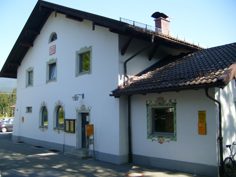 Vorderansicht Bahnhof Klais. Bis zum 08.12.2007 die hchste IC-Station Deutschlands (933m), zwischen Mittenwald und Garmisch-Partenkirchen. Seit dem 09.12.2007 ist jedoch mit dem Wegfall der letzten beiden InterCity-Zugpaare von/nach Mittenwald diese ra beendet. Aufgenommen: 22.07.2007 
