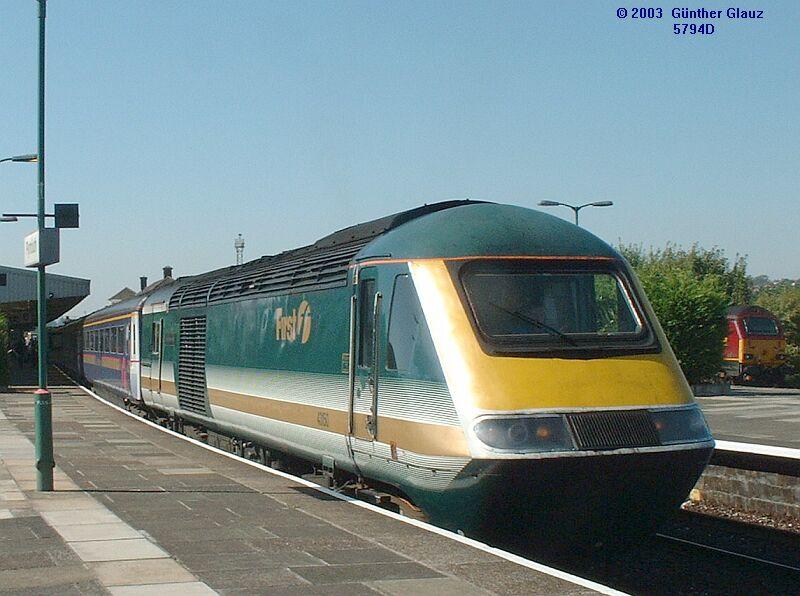 Vorderer Diesel-Triebkopf 43150 First am 17.09.2003 in Plymouth an einen Zug nach London.