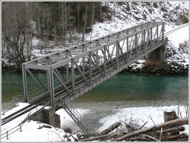 Vorderrheinbrcke bei Versam-Safien, leider ohne Zug, dafr umso mehr Eis auf dem Wanderweg. (27.01.2008)