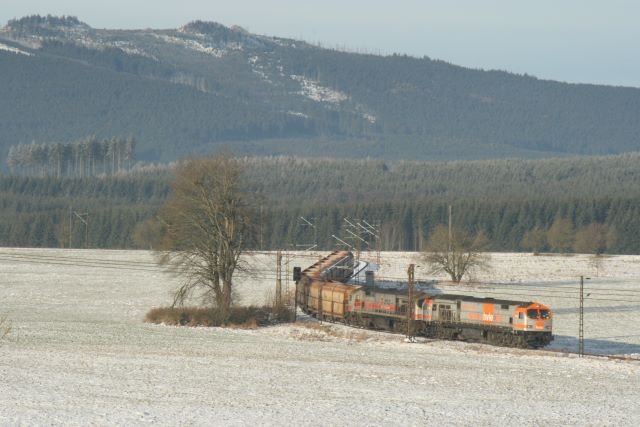 Vorgezogene Abschiedsfahrt der Tiger im Harz oder seltenes Fotografenglck auf einem fast stillgelegten Bahnabschnitt??? In einer seltenen Doppeltraktion berfhren hvle V330.3 und mkb V20 einen Schotterzug vom Kalkwerk Hornberg nach Rbeland. Am Ende des geraden Abschnitts befand sich bis 1963 der Abzweig nach Drei-Annen-Hohne; 25.12.2007