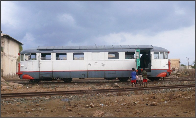 Vorlufiges Ende fr den Littorina 2 in einem stark reduzierten Bahnhofsgelnde auf der ersten Insel im Hafen von Massawa. (29.10.2008)