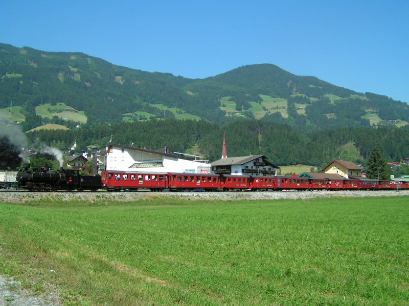 Vormittags-Dampfzug wartet Zugkreuzung am Bhf. Fgen/Hart ab 2006-07-19