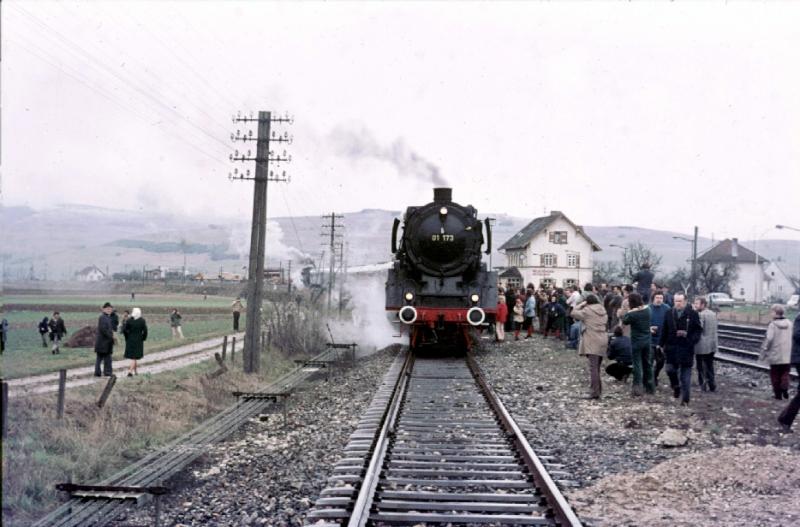 Vorne 01 173, hinten 64 289 - so zog der Zug durch die Lande, aber vor allem geschoben von 64 289, hier beim Fotohalt.