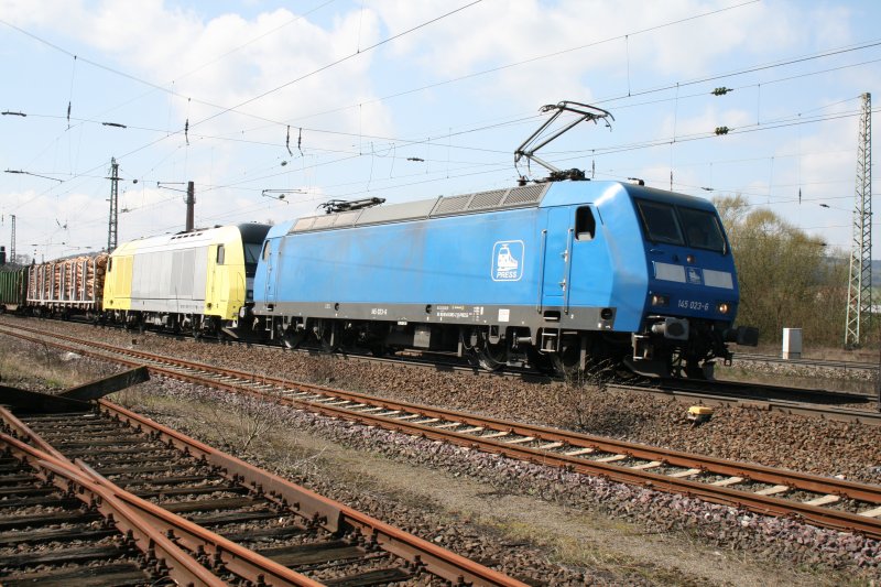 Vorne die 145 023-6 von einer Privatbahn und hinter ihr ist eine ER 20-002 ebenfalls von einer Privatbahn. 12.04.2008 Eichenberg