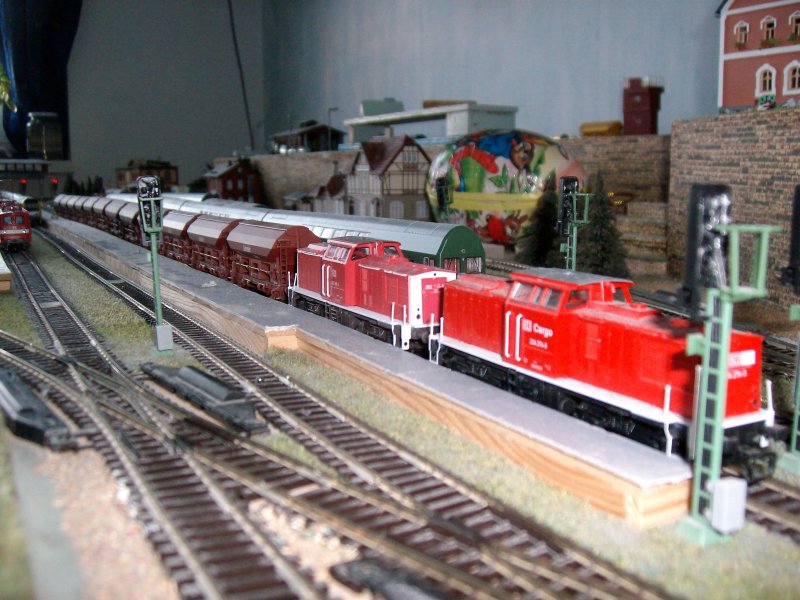 Vorne die BR 204 der DB Cargo und als Zweitlok die BR 202 der DB AG vor den langen Getreidezug. Bestehend aus 12 -2 achser Wagen.