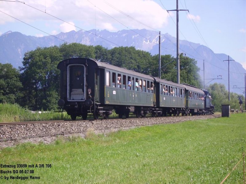 Vorne die historische A 3/5 705 und dahinter 3 historische Schnellzug-Wagen aus den 1930er Jahren. Start des Zuges war Arbon, Ziel war Olten. Hier zu sehen bei der Einfahrt in Buchs SG
05.07.08