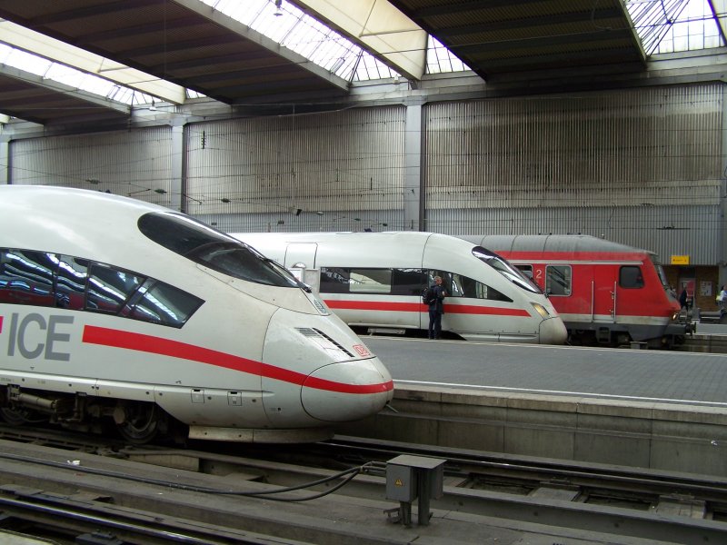 Vorne: ICE-3,(Br.403) Zug endete in Mnchen Hbf. Mitte: ICE-T (Br.411) bei der Ankunft in Mnchen Hbf er fuhr anschlieend nach Berlin-Gersundbrunnen. Hinten: Ein Wittemberger-Stw.
Alles aufgenommen am 31.Juli 2007