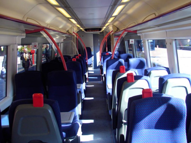 Vorortzug aus Aylesbury ber Stoke Mandeville der Chiltern Railways in London Marylebone