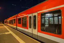 Spiegelung von Bahnhofsschild und Empfangshalle im Seitenfenster von RE 9, der in Sassnitz am Bahnsteig steht. - 17.09.2016
