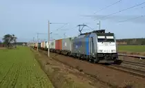 Mit einem Containerzug rollte 186 422 der Rurtalbahn am 25.02.17 durch Rodleben Richtung Roßlau.
