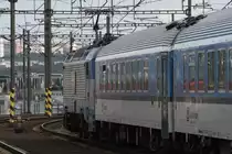 Ausfahrt eines mit der Reihe 380 bespannten Expresszuges aus der Nordausfahrt des Hauptbahnhofs Prag am 22.08.2016.