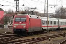 101 145 mit einem IC bei der Einfahrt in Berlin-Lichtenberg am 13.03.2017