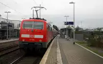 Ein Nachschuss von der 111 126 DB schiebt den RE4 aus Aachen-Hbf nach Dortmund-Hbf und kommt aus Richtung Aachen-Hbf,Aachen-Schanz,Aachen-West,Laurensberg,Richterich,Kohlscheid,Herzogenrath,Palenberg,Zweibrüggen,Frelenberg,Geilenkirchen,Süggerrath,Lindern,Brachelen,Hückelhoven-Baal,Baal und hält in Erkelenz und fährt dann weiter in Richtung Herrath,Beckrath,Wickrath,Rheydt-Hbf,Mönchengladbach-Hbf. Aufgenommen vom Bahnsteig 1 in Erkelenz. 
Bei Regenwetter am Kalten Nachmittag vom 1.3.2017. 