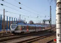 
Der ET 232109  Kreis Siegen-Wittgenstein , ex ET 23009, ein 3-teiliger Stadler Flirt der Abellio Rail NRW hat gerade (am 13.03.2017) den Bahnhof Kreuztal verlassen und fährt weiter in Richtung Siegen. Er fährt als RE 16  Ruhr-Sieg-Express  die Verbindung Essen - Hagen - Siegen.