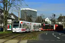 Niederflurwagen 4019 wurde eine neue Ganzreklame für das Möbelhaus  Segmüller  angebracht. Hier zu sehen in Sülz kurz vor der Haltestelle Mommsenstraße am 10.03.2017

