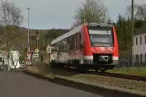 In Ründeroth ist mir dieser Nachschuß auf den 620 048 gelungen, der gleich von Horst Lüdicke am übernächsten Bü abgelichtet wird, auf seinem Weg als RB 25 nach Meinerzhagen. Samstag den 11.3.2017