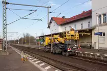 Vom 11. März bis 22. Mai 2017 finden in und um Gerstungen Gleisinstandsetzungen statt. Am späten Nachmittag erstgenannten Tages wurde am Gleis 1 ein Zweiwegefahrzeug fotografiert. Feierabend steht an.
