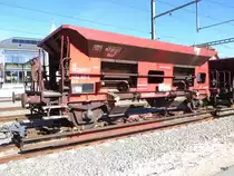 CJ - Beladener Rollschemmel Ua 264 mit dem Schotterwagen FCS  40 85 645 2 905-0 im Bahnhofsareal von Le Noirmont am 11.03.2017