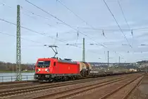 DB Cargo 187 114 fährt am 11.03.17 mit einem gemischten Güterzug durch Koblenz-Ehrenbreitstein in Richtung Süden.