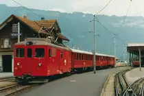 CJ/BOB/SPB: Züge der CJ ausserhalb der heimischen Geleisen.
Extrazug bestehend aus dem CJ De 4/4 402 und drei ehemaligen Brünigwagen bei einem Zwischenhalt auf dem BOB-SPB Bahnhof Wilderswil anfangs der 80er-Jahre. Rechts im Bilde erkennbar ist die Abstellanlage der SPB.
Im Jahre 2011 wurde dieser Gütertriebwagen als Gem 4/4 an die MIB verkauft.
Foto: Walter Ruetsch 