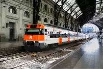  Bahnsteigbild  051M (447) der spanische Eisenbahngesellschaft Renfe im Estació de França „Französischer Bahnhof“ Barcelona, am 8.3.2017