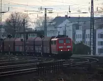 An einem Nachmittag im Dezember zieht 151 150-0 ihren Güterzug bei Köln West gen Norden.

Köln West, 07. Dezember 2016