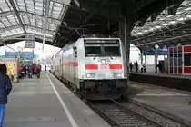 IC 2035 (Linie 56) mit 146 571-5 von Norddeich nach Leipzig Hbf erhält Ausfahrt aus Halle(Saale)Hbf, Gleis 2. [25.2.2017]