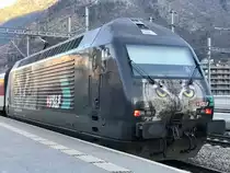 Die Re 460 105 mit der VSLF Werbung am Zusatzmodul des IC 824 von Romanshorn nach Brig, am 16.3.17 in Visp.
