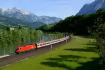 Bei Ellmauthal ergibt sich dieser schöne Blick auf das Salzachtal, eingerahmt von Hagen- und Tennengebirge. Am Morgen des 27. Mai 2016 konnte hier die 1116.127 mit ihrem IC 592 nach Klagenfurt fotografiert werden. Dieser Zug verkehrt inzwischen als RailJet.