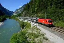 Normalerweise fotografiere ich diesen Zug auf der Summerauer Bahn, aber im schönen Salzachtal ist er natürlich auch recht. Am 22. Mai 2016 beförderte 1016.007 den ATGZ 47491 nach Jesenice und konnte bei Sulzau aufgenommen werden.
