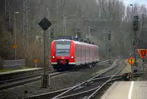 Die Rhein Niers Bahn (RB33) kommt aus Aachen-Hbf nach Heinsberg-Rheinland-Mönchengladbach-Hbf und hält in Kohlscheid und fährt in Richtung Herzogenrath,Mönchengladbach. 
Aufgenommen von Bahnsteig 2 in Kohlscheid.
Bei Sonnenschein und Wolken am Vormittag vom 4.3.2017.
