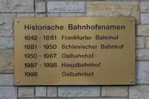 Wandtafel in Berlin Ostbahnhof Gleis 1 am östlichen Bahnsteigende (aufgenommen am 16.03.2017)