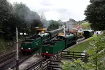 Alresford Stn. am 03.09.2015 mit dem abfahrbereiten Zug geführt von Lok 850 der Southern Railway, rechts daneben steht Lok 925 der Southern Railway. 
