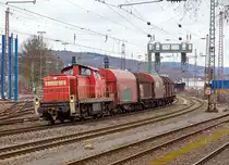 
Die 294 847-9 (98 80 3 294 847-9 D-DB) eine V90 remotorisiert der DB Cargo Deutschland AG kommt am 17.03.2017 mit einem Coilgüterzug in Kreuztal an. (Aufgenommen vom Gehweg aus)

Die V90 wurde 1973 bei MaK in Kiel unter der Fabriknummer 1000622  gebaut und als 290 347-4 an die DB geliefert.1997 erfolgte der Umbau mit Funkfernsteuerung und die Umzeichnung in 294 347-0.

Die Remotorisierung mit einem MTU-Motor 8V 4000 R41, Einbau  einer neuen Lüfteranlage, neuer Luftpresser und Ausrüstung mit dem Umlaufgeländer erfolgten 2005 bei der DB Fahrzeuginstandhaltung GmbH im Werk Cottbus. Daraufhin erfolgte die Umzeichnung in 294 847-9. 