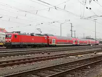 Am 15.03.2017 steht außerhalb des Bahnhofs auf dem Abstellgleis der RE nach Crailshain mit 114 032-6 und 114 024-3. Gesehen auf dem Weg zur Unterführung unter dem Bahnhof von der Südstadt zur Stadtmitte.