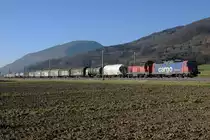 SBB: Re 421 385-6 und Bm 4/4 18432 mit Güterzug zwischen Oensingen und Oberbuchsiten am 28. Dezember 2016.
Foto: Walter Ruetsch
