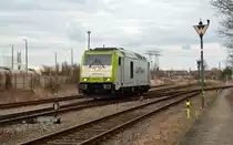 285 111 rollt am 05.03.17 ohne den Sodazug aus Stassfurt in den Chemiepark Bitterfeld wo sich der Standort der RBB befindet.