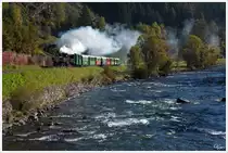 Der Mur entlang, fahren die beiden STLB Dampfloks STLB U11 und BH1, mit dem Jubiläumszug  120 Jahre Murtalbahn  von Tamsweg nach Murau. 
Ramingstein 10.10.2014
