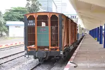 Gedeckter Güterwagen GGv 11.893, eingereiht im Samstagszug nach Sihanoukville, am 18.März 2017 in der Phnom Penh Station.