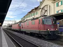 Die Re 4/4 11337 und die Re 6/6 11676  Zurzach  ziehen einen Güterzug Richtung Süden, am 19.3.17 bei der Durchfahrt in Thun.