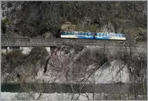 Der nur zweiteilige ABe 12/16 (ABe/P/Be/Be) also eigentlich ein ABe 8/8 (ABe/Be)
als  Treno Panoramico  N° 54 kurz vor Ponte Brolla auf der Fahrt nach Domodossola. 
Dank den noch blattlosen Bäumen konnte das Bild vom rechten Ufer der Melezza bei Losone aufgenommen werden.
16. März 2017