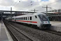 IC2300 von München Hauptbahnhof nach Warnemünde verlässt am 11.3.2017 Berlin Gesundbrunnen. Schublok war 120 144-1.