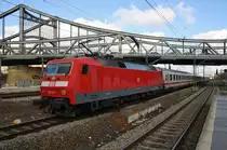 120 144-1 drückt am 11.3.2017 den IC2300 von München Hauptbahnhof nach Warnemünde aus den Bahnhof Berlin Gesundbrunnen.